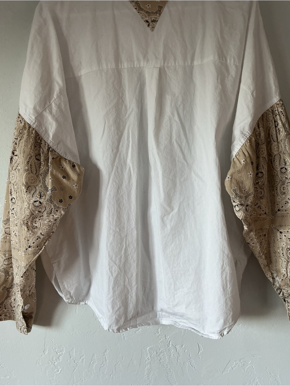 POL Oversized White Button-Down Shirt with Tan Bandana Details - Picture 10 of 10